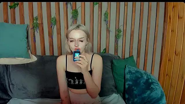 Leona_Allenn from StripChat is Freechat