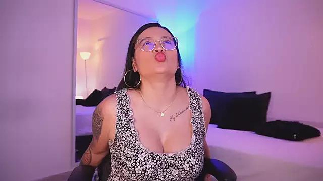 leslie_k from StripChat is Freechat