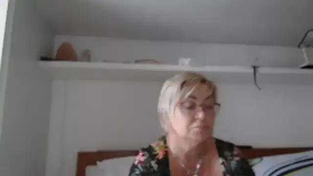 LindaL from StripChat is Freechat