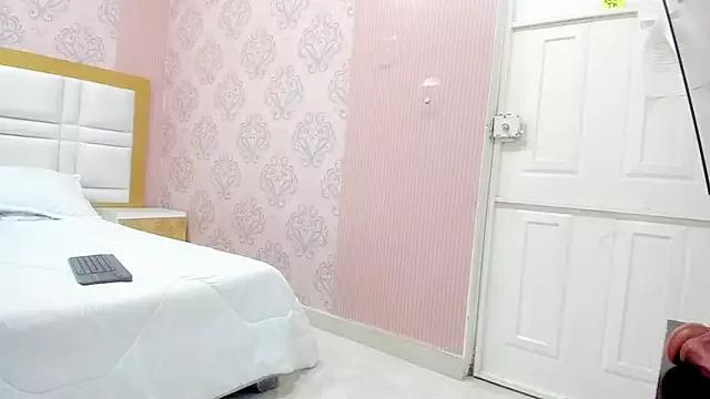 Little_laury from StripChat is Freechat