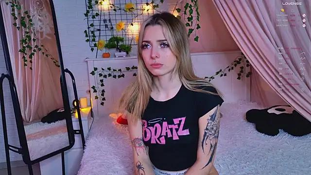 Check-out our cam rooms range and converse on a personal level with our delicious livecams streamers, showing off their spicy curves and toys.