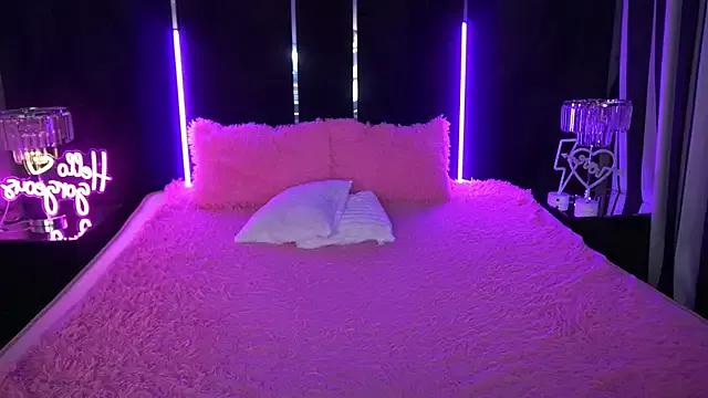 Check-out our cam rooms range and converse on a personal level with our delicious livecams streamers, showing off their spicy curves and toys.