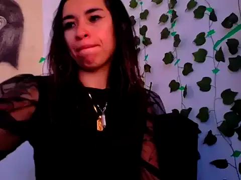 lucywhite13 from StripChat is Freechat