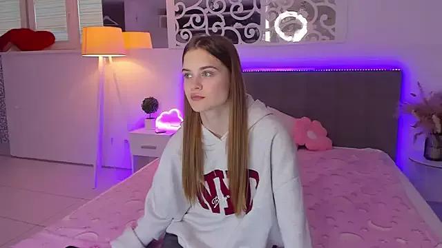 LuisaClover from StripChat is Freechat