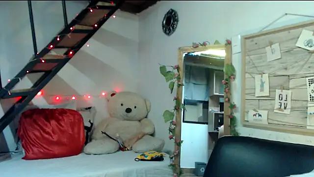 Check-out our cam rooms range and converse on a personal level with our delicious livecams streamers, showing off their spicy curves and toys.