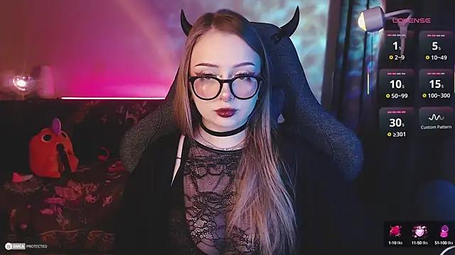 LunaBowiee from StripChat is Freechat