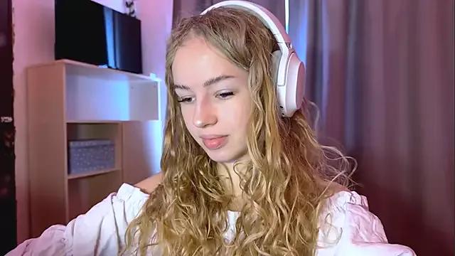 LunaCrave from StripChat is Freechat