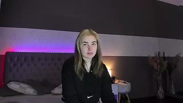 LunaHeadly from StripChat is Freechat