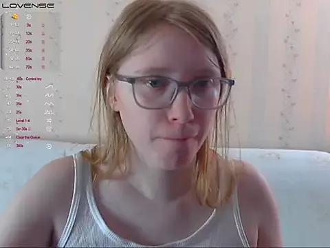 LustfulSarah from StripChat is Freechat
