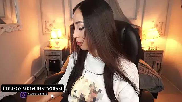 Check-out our cam rooms range and converse on a personal level with our delicious livecams streamers, showing off their spicy curves and toys.