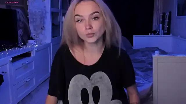 MaryDreaminess from StripChat is Freechat
