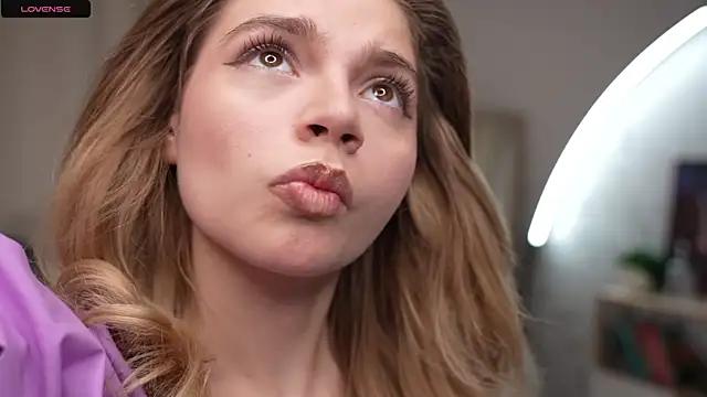 MaryLoon from StripChat is Freechat