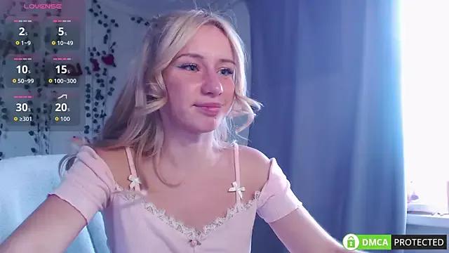 Mia__Kitty from StripChat is Freechat