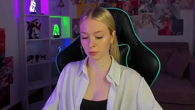 Check-out our cam rooms range and converse on a personal level with our delicious livecams streamers, showing off their spicy curves and toys.