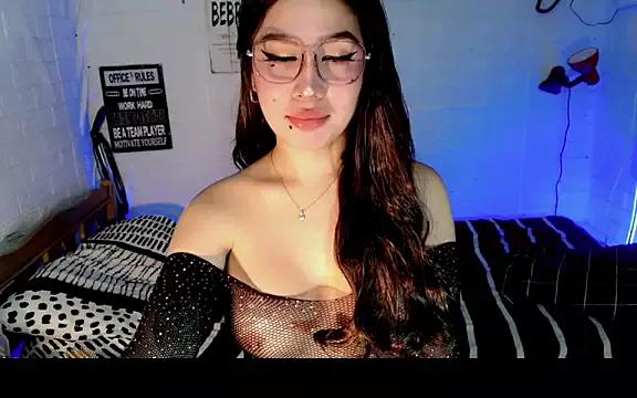 MidnightMoans_Nana from StripChat is Freechat