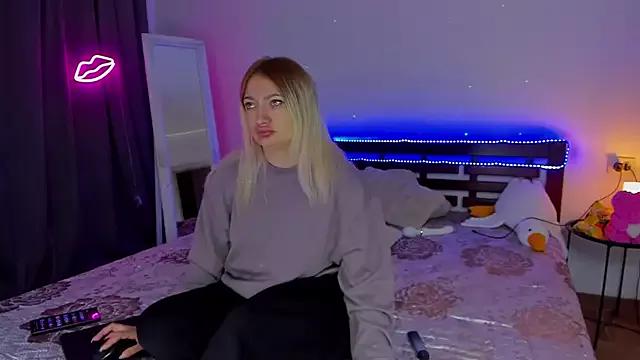 MikkiShowww from StripChat is Freechat