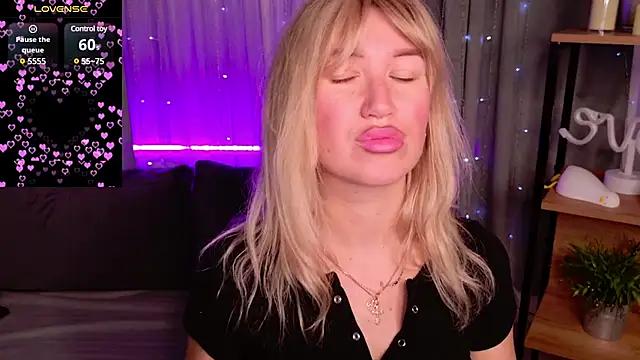 MilaBott from StripChat is Freechat