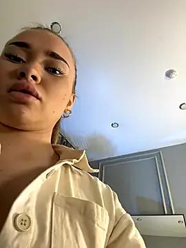 MilaRaven from StripChat is Freechat