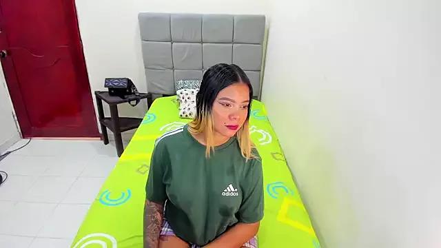 Miranda-brow from StripChat is Freechat