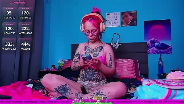 Check-out our cam rooms range and converse on a personal level with our delicious livecams streamers, showing off their spicy curves and toys.