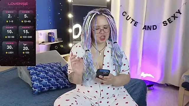 MollyBull from StripChat is Freechat