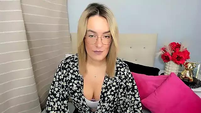 MollyFlowers from StripChat is Freechat