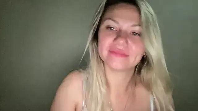 MonicaSweett from StripChat is Freechat
