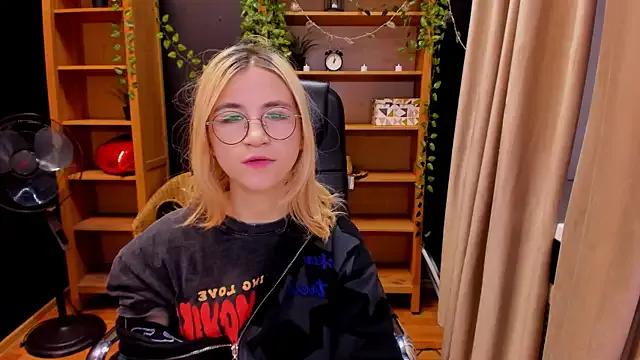 Moon13152 from StripChat is Freechat
