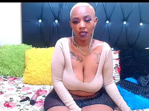 QueeenYeemaya from StripChat is Freechat