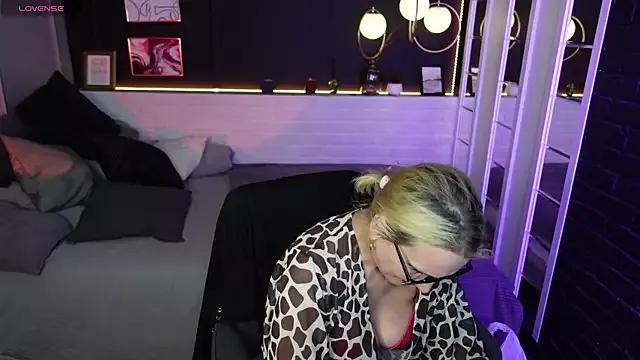 Queen_Anna_ from StripChat is Freechat