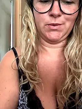 queenpeachi from StripChat is Freechat