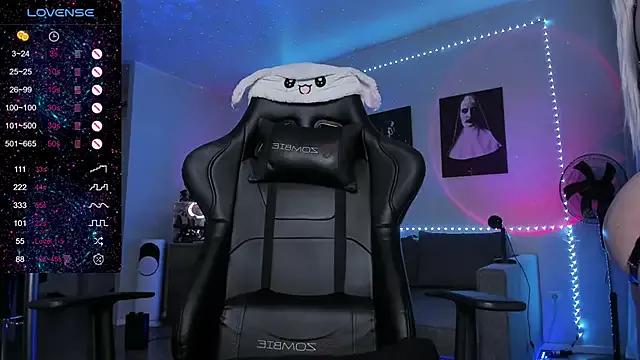 Check-out our cam rooms range and converse on a personal level with our delicious livecams streamers, showing off their spicy curves and toys.