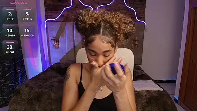 rihanna_brooks from StripChat is Freechat