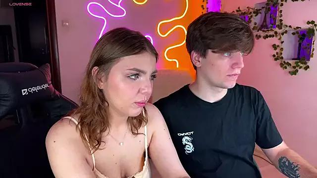 RobertAndLinela from StripChat is Freechat
