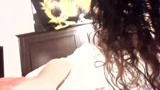 Rosalee2 from StripChat is Freechat