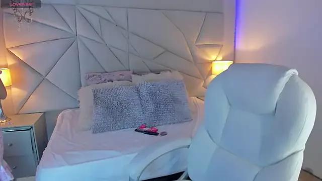 RoseeCollins from StripChat is Freechat