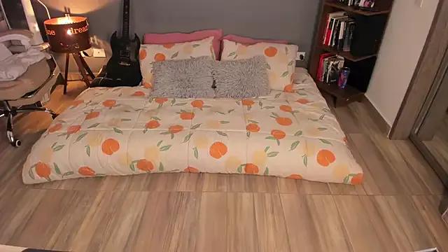 Check-out our cam rooms range and converse on a personal level with our delicious livecams streamers, showing off their spicy curves and toys.
