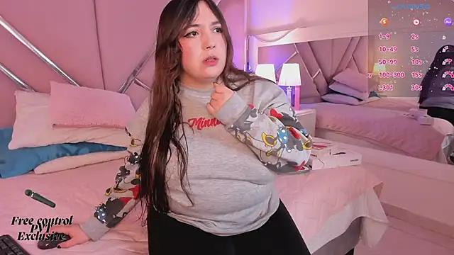 Roxanediaz from StripChat is Freechat