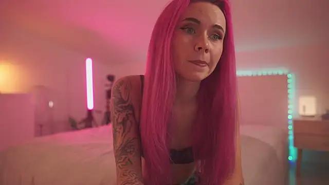 Check-out our cam rooms range and converse on a personal level with our delicious livecams streamers, showing off their spicy curves and toys.