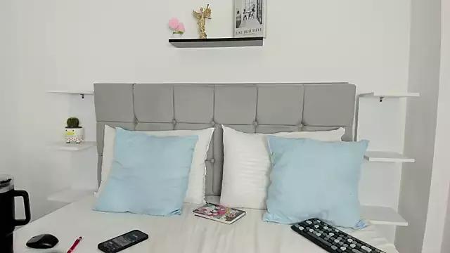Sarahlopezz from StripChat is Freechat