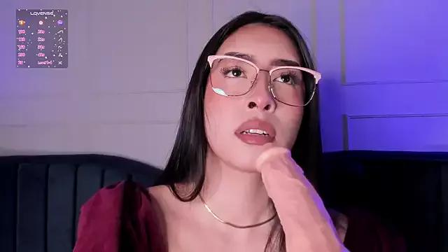 SarahMiler_ from StripChat is Freechat