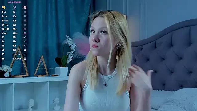 SilviaHigh from StripChat is Freechat