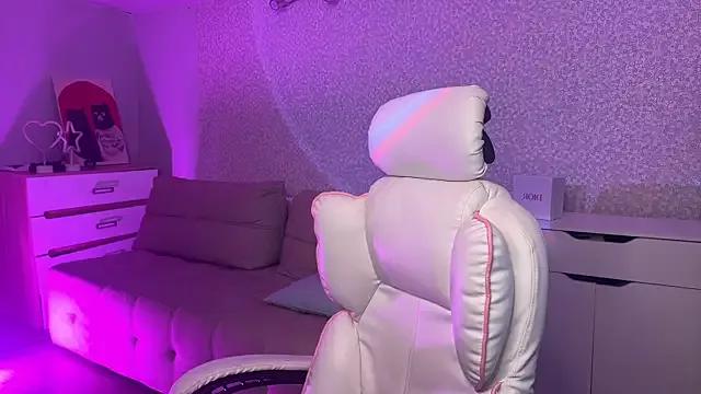 Sofia_Kenwood from StripChat is Freechat