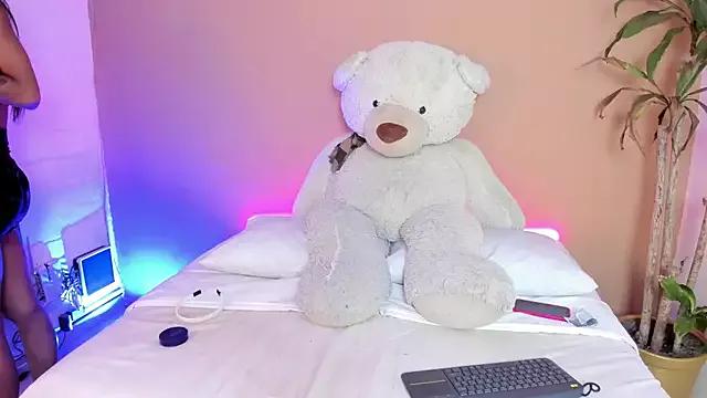 SophieHiil from StripChat is Freechat