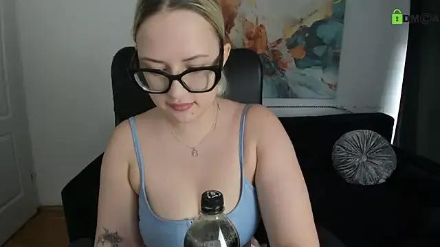 Stella_L from StripChat is Freechat
