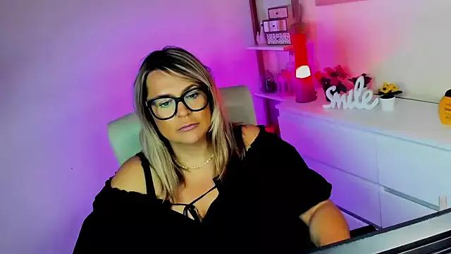 teaseDiana from StripChat is Freechat