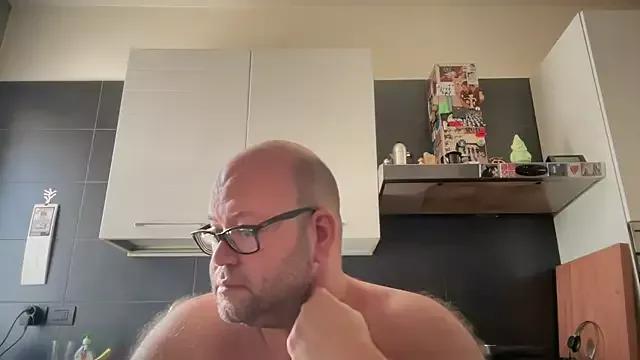 theitalianbear from StripChat is Freechat