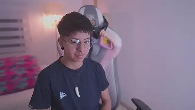 Check-out our cam rooms range and converse on a personal level with our delicious livecams streamers, showing off their spicy curves and toys.