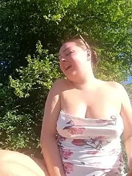 UK_bella from StripChat is Freechat