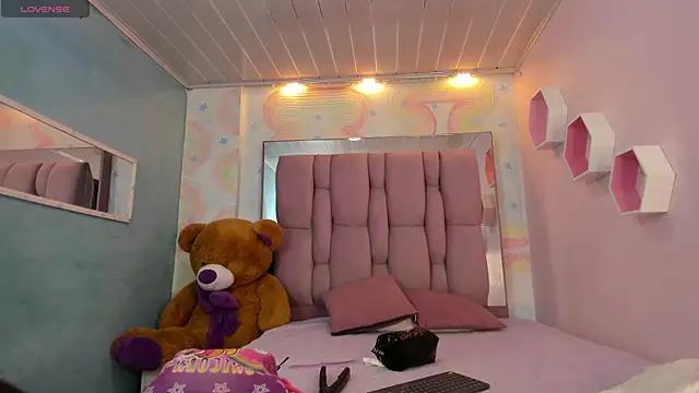 Check-out our cam rooms range and converse on a personal level with our delicious livecams streamers, showing off their spicy curves and toys.